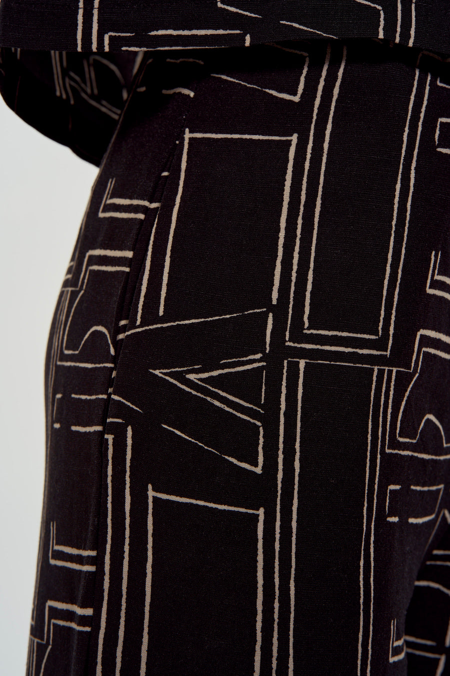 Zwarte broek van Astrid Black Label met grafisch patroon, zijaanzicht.
