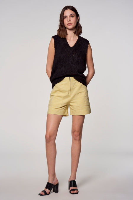Short Astrid Black Label de Astrid, taille taille taille etche fer visible, combiné avec une top noire et des talons.