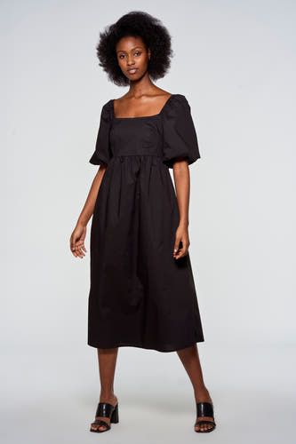 Zwarte jurk met korte mouwen van Astrid Black Label, met pofmouwen en vierkante halslijn.