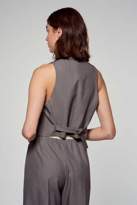 Grijs vest van Astrid Black Label, gezien van achteren, met een verstelbare riem op de rug.