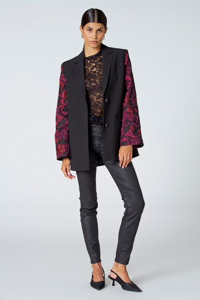Zwarte blouse met lange mouwen van Astrid Black Label, met zwarte kanten details en een getailleerde pasvorm.