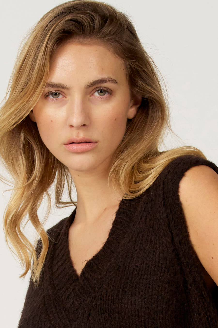 Bruine debardeur van Astrid Black Label, met een gebreide textuur en een V-hals.