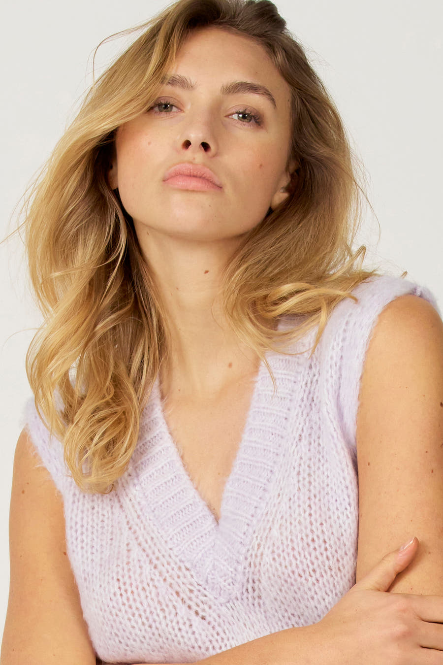 Paarse debardeur van Astrid Black Label, met een V-hals en een gebreide textuur.