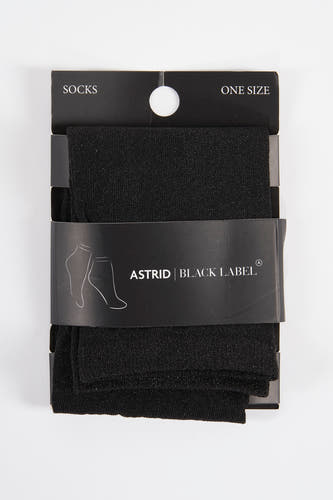 Zwarte sokken van Astrid Black Label, verpakt met een papieren band met logo en voet silhouet.