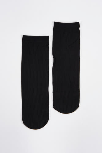 Zwarte sokken van Astrid Black Label, met een fijne ribbeltextuur, platliggend op een witte achtergrond.