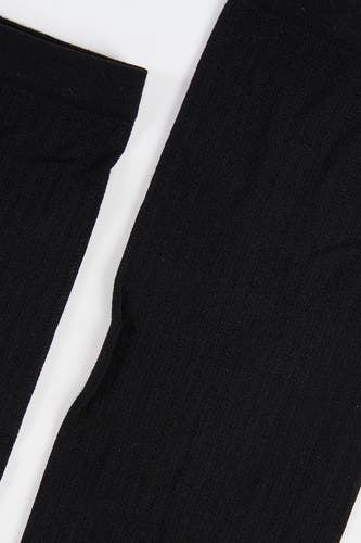 Zwarte sokken van Astrid Black Label, close-up weergave met een textuurpatroon tegen een witte achtergrond.