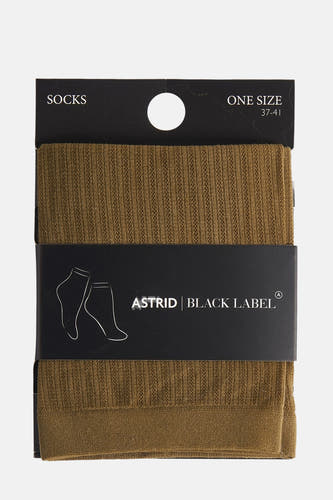 Groene sokken van Astrid Black Label, met een ribgebreide textuur en een banderol met een logo.
