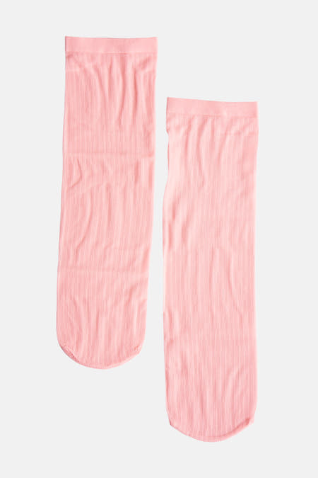 Chaussettes roses d'Astrid Black Label, avec une subtile texture de côtes verticales sur un fond lisse.