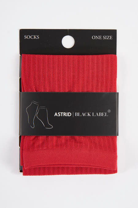 Rode sokken van Astrid Black Label, verpakt in zwart karton met silhouet van sokken.