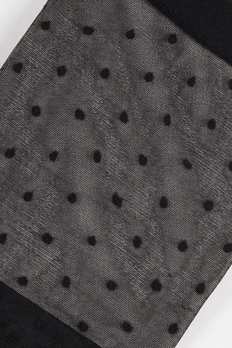 Chaussettes noires d'Astrid Black Label, avec un motif à points fins pour une texture élégante.