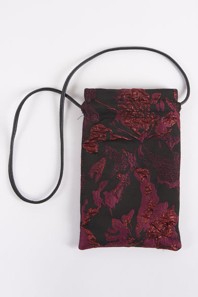 Sac à main rouge d'Astrid Black Label, avec une texture jacquard brillante et un motif abstrait sombre.
