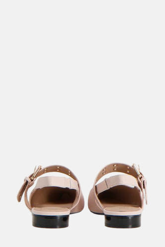 Roze ballerina's van Astrid Black Label, met een bandje en kleine zwarte hak, van achteren gezien.