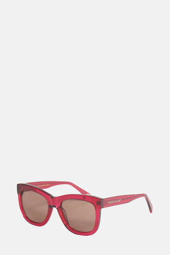 Lunettes de soleil roses d'Astrid Black Label, avec un cadre rectangulaire et des verres marrons.