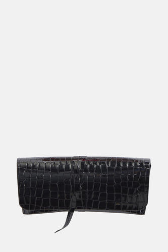 Lunettes de soleil roses d'Astrid Black Label avec un étui noir brillant en motif crocodile.