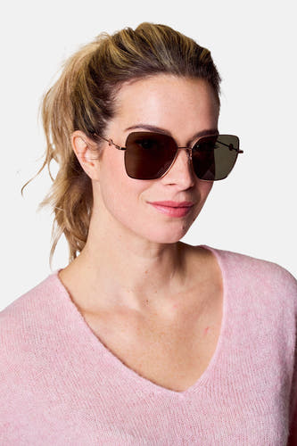 Roze zonnebril van Astrid Black Label, gedragen met een roze trui.