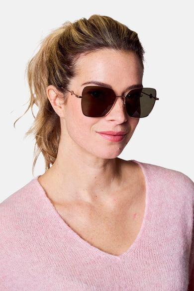 Roze zonnebril van Astrid Black Label, gedragen met een roze trui.