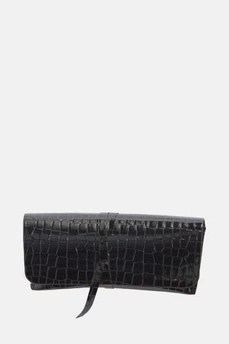 Roze zonnebril van Astrid Black Label met een donker, krokodillenleren brillenkoker.
