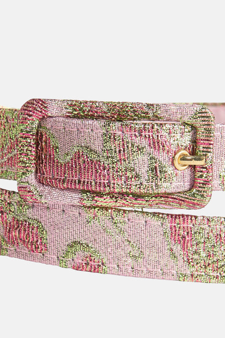 Roze riem van Astrid Black Label, met geweven bloemenpatroon en gouden gesp.