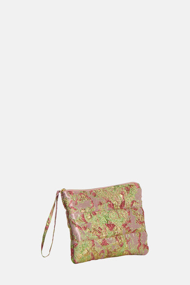 Roze handtas van Astrid Black Label met een bloempatroon en gewatteerde textuur.
