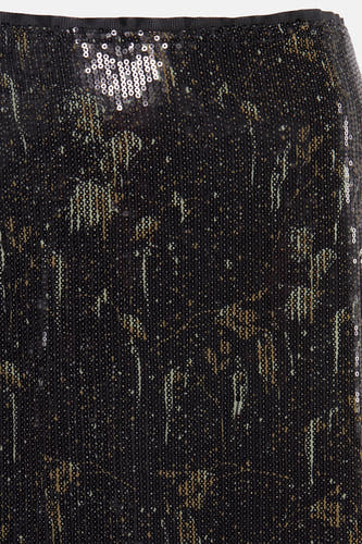 Zwarte rok van Astrid Black Label met pailletten en een decoratief gestreept patroon.