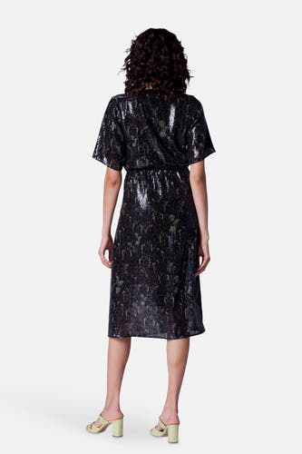 Zwarte jurk met korte mouwen van Astrid Black Label, voorzien van pailletten en een bloemenpatroon.
