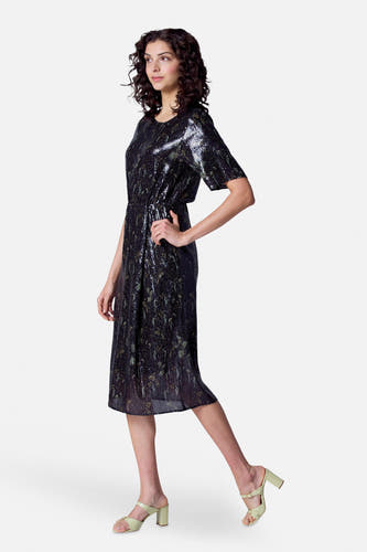 Zwarte jurk met korte mouwen van Astrid Black Label, met pailletten bezaaid en een bijpassende riem.