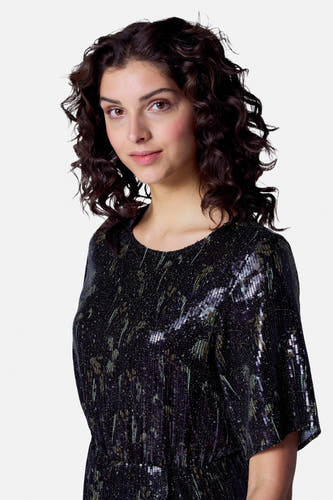 Zwarte jurk met korte mouwen van Astrid Black Label, met glitters en een ronde halslijn.
