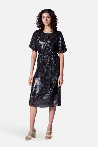 Zwarte jurk met korte mouwen van Astrid Black Label, met een glinsterend patroon en een lengte tot over de knie.