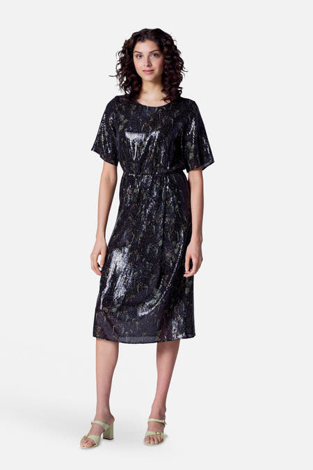 Robe noire à manches courtes d'Astrid Black Label, avec un motif scintillant et une longueur jusqu'aux genoux.