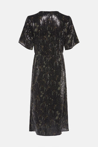Zwarte jurk met korte mouwen van Astrid Black Label, met een subtiel, glanzend patroon.