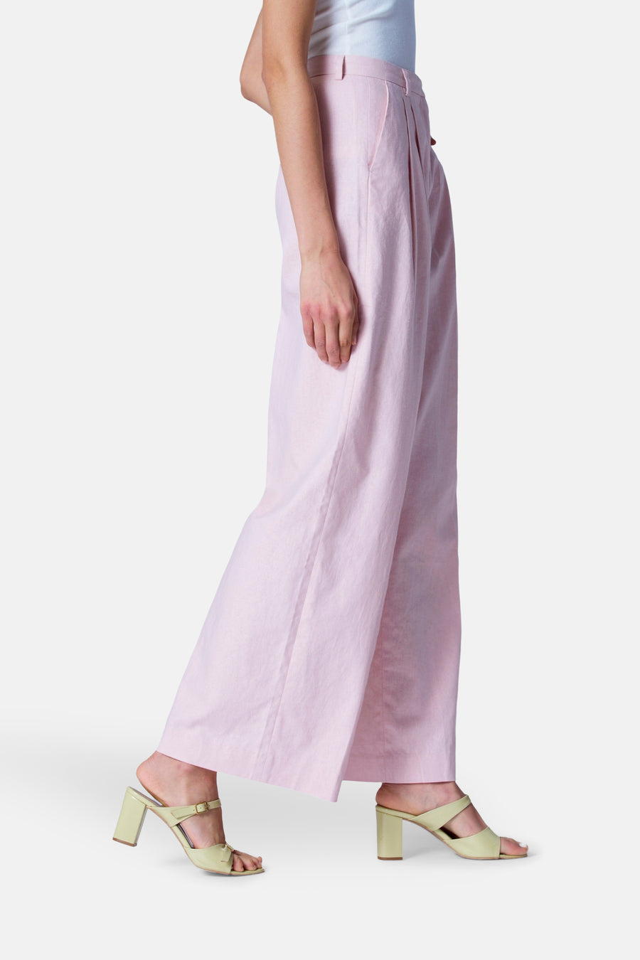 Roze linnen broek en groene hakken.