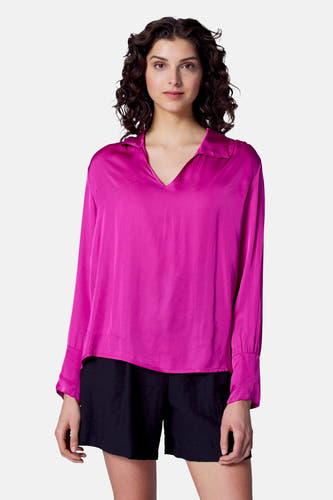 Roze blouse met lange mouwen van Astrid Black Label, gecombineerd met een zwarte broek.