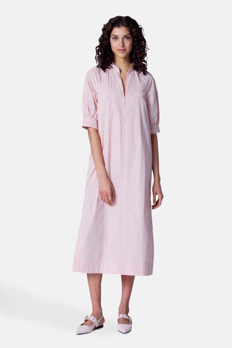 Robe rose à manches courtes d'Astrid Black Label, tissu lisse et chaussures plates coordonnées.