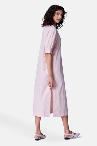Roze kleedje met korte mouwen van Astrid Black Label, met zijsplit en bijpassende schoenen.
