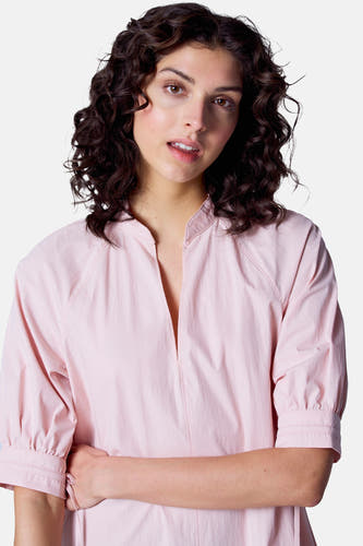 Robe rose à manches courtes d'Astrid Black Label, avec une encolure ouverte et une coupe décontractée.