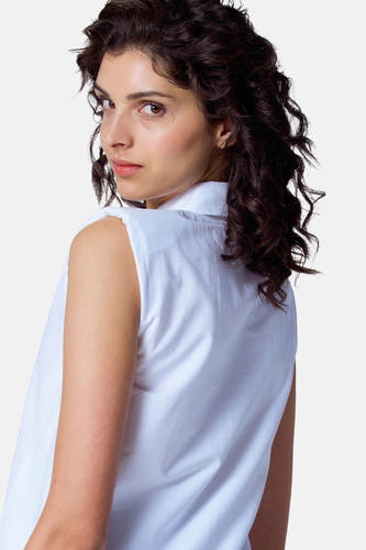 Witte blouse met korte mouwen van Astrid Black Label, met een effen textuur en zonder andere accessoires.
