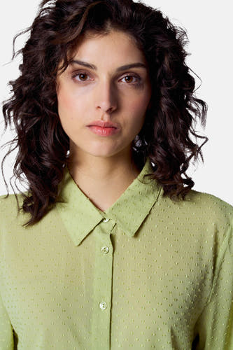 Groene blouse met korte mouwen van Astrid Black Label, met een fijne stippenstructuur en een klassieke kraag.