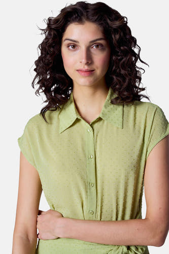 Robe verte à manches courtes d'Astrid Black Label, avec un motif à carreaux et une coupe structurée.
