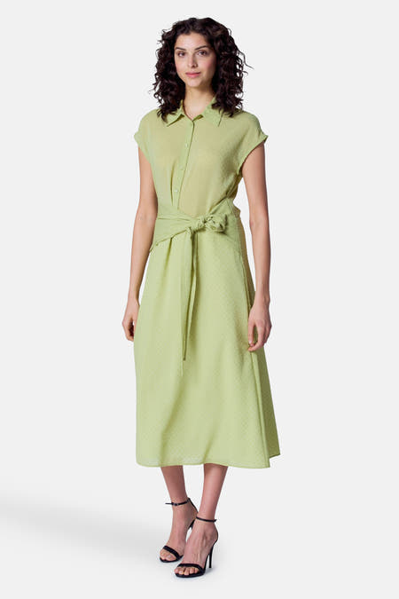 Vêtement vert à manches courtes d'Astrid Black Label, avec une ceinture rayée et un motif de points subtil.