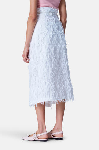 Witte rok van Astrid Black Label, met franjes en een a-lijn silhouet, gezien van achteren.