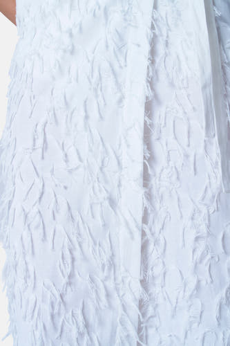 Witte rok van Astrid Black Label met decoratieve franjes en een subtiele textuur, cropped.
