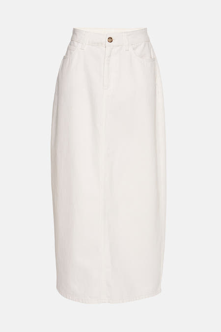 Robe blanche d'Astrid Black Label avec fermeture à boutons et coupe droite.