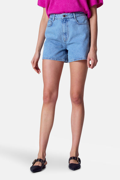 Short en denim bleu marine d'Astrid Black Label, avec une taille haute et des points visibles.