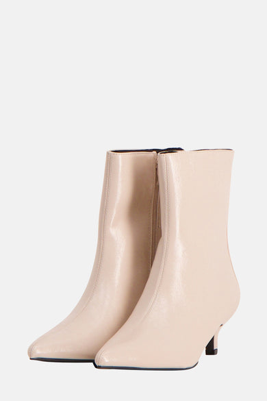 Beige enkellaarzen van Astrid Black Label, met puntige neus en een kleine hak.