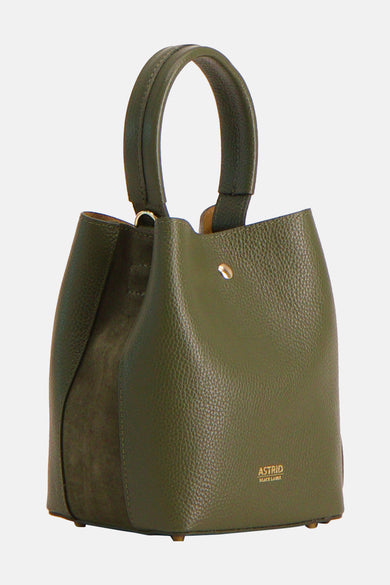 Poche verte Astrid Black Label, con finitura in pelle e pannello laterale in vitello, impreziosita da dettagli dorati.