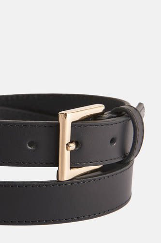 Zwarte riem van Astrid Black Label, met een gouden gesp en stiksels langs de randen.
