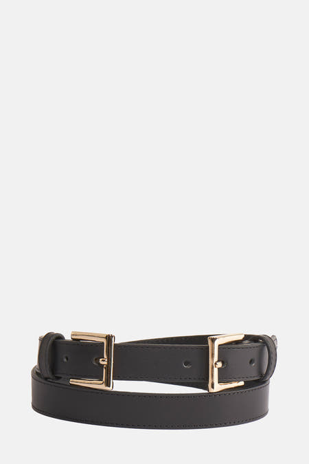 Zwarte riem van Astrid Black Label met gouden gespen, liggend op een witte achtergrond.