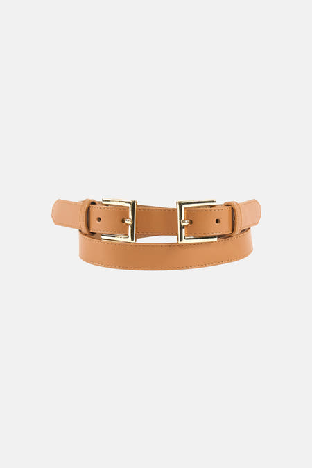 Bruine riem van leer van Astrid Black Label, met dubbele gouden gespen en stiksels.
