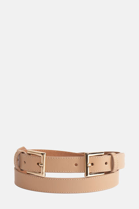 Taupe riem van Astrid Black Label met gouden gespen en stiksels.
