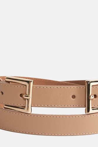 Taupe riem van Astrid Black Label met gouden gesp en stiksels, cropped.
